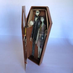 Jack Skellingtom and Sally in Gold Coffin